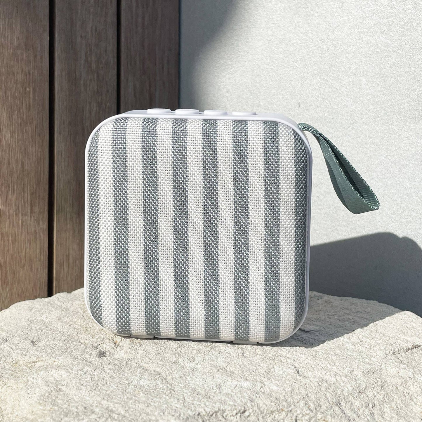 Sunnylife - Portable Travel Speaker The Vacay Olive Stripe