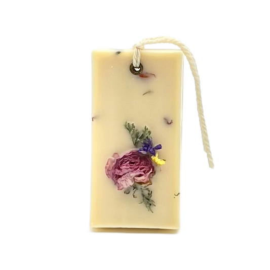 1818 Farms - Botanical Wax Sachet featuring 1818 Farms Dried Flowers: Crisp Linen