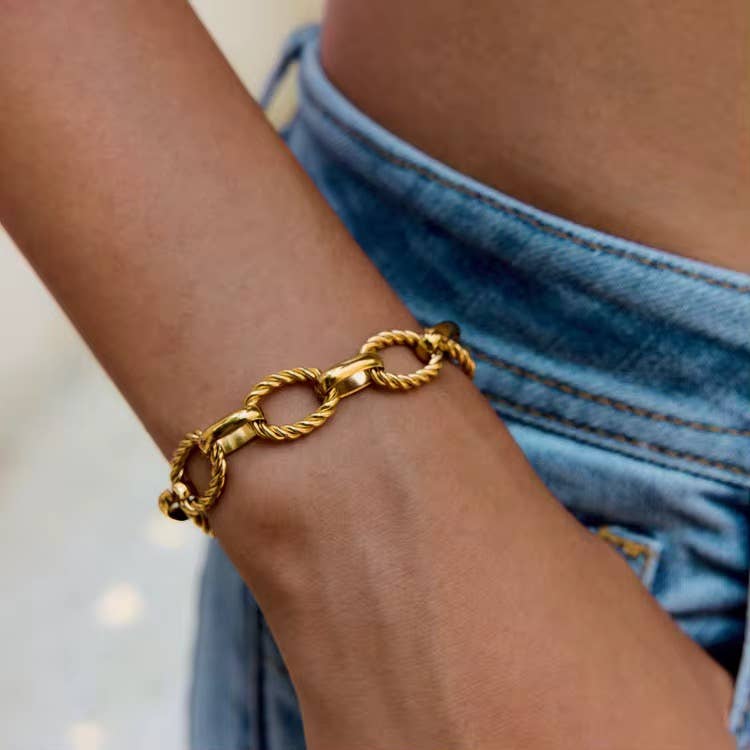 Savvy Bling - Twisted Oval Link Bracelet- Waterproof   : Gold