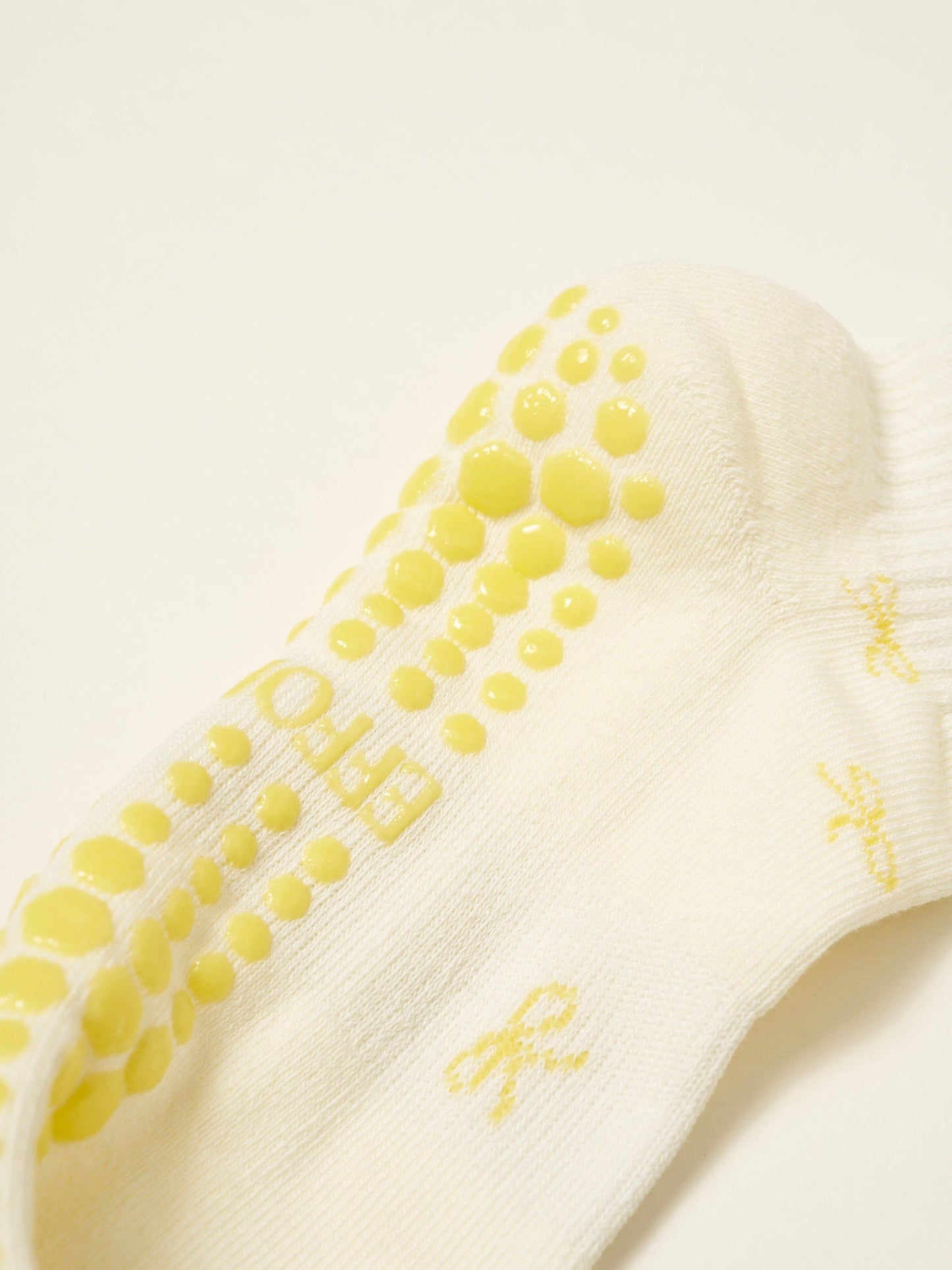 Effortless Club - 🎀 Mini Bow Petal Grip Sock [Butter], Pilates Socks